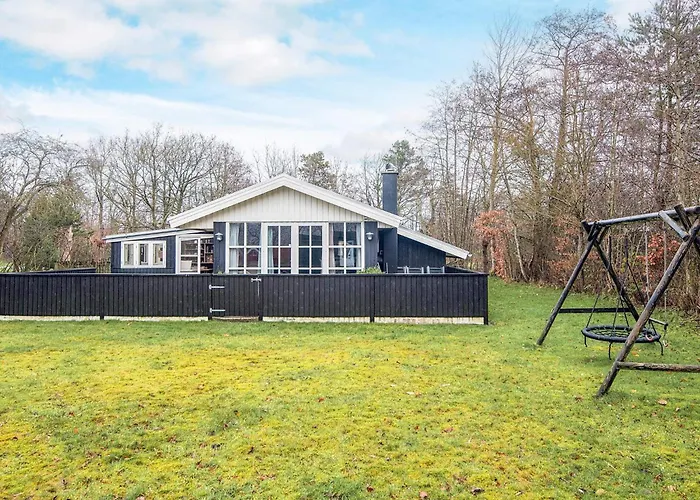 5 Person In Hemmet-by Traum